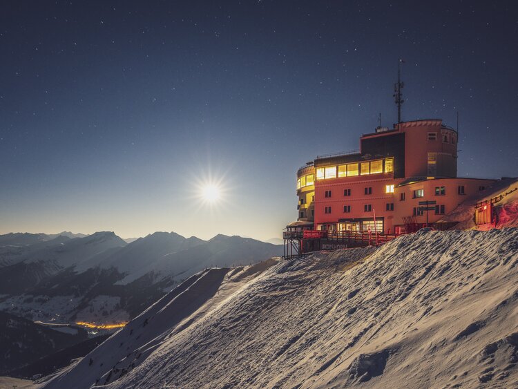 Sicht zur Bergstation Jakobshorn bei Nacht. | © Davos Klosters Mountains
