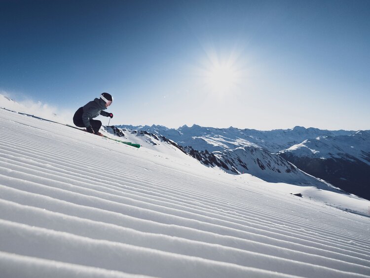 Skifahrer auf frisch präparierter Piste | © Davos Klosters Mountains 