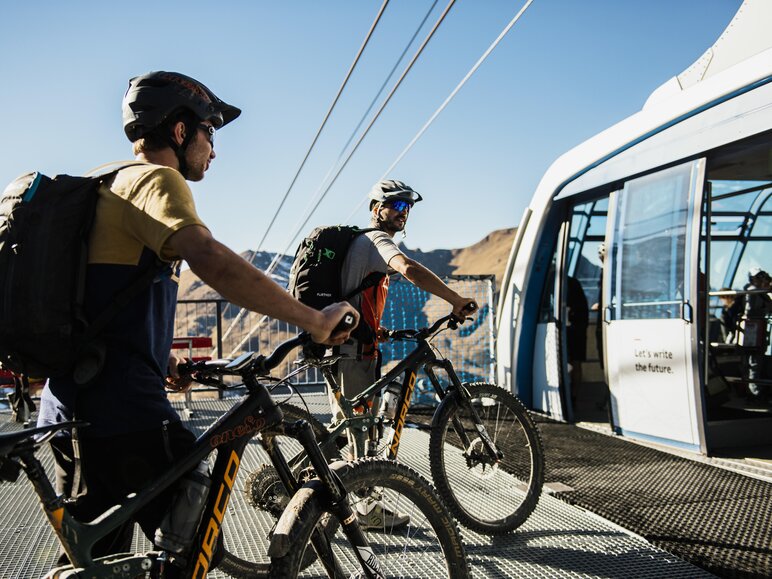 Biker beim Transport in Arosa Lenzerheide | © Arosa Lenzerheide